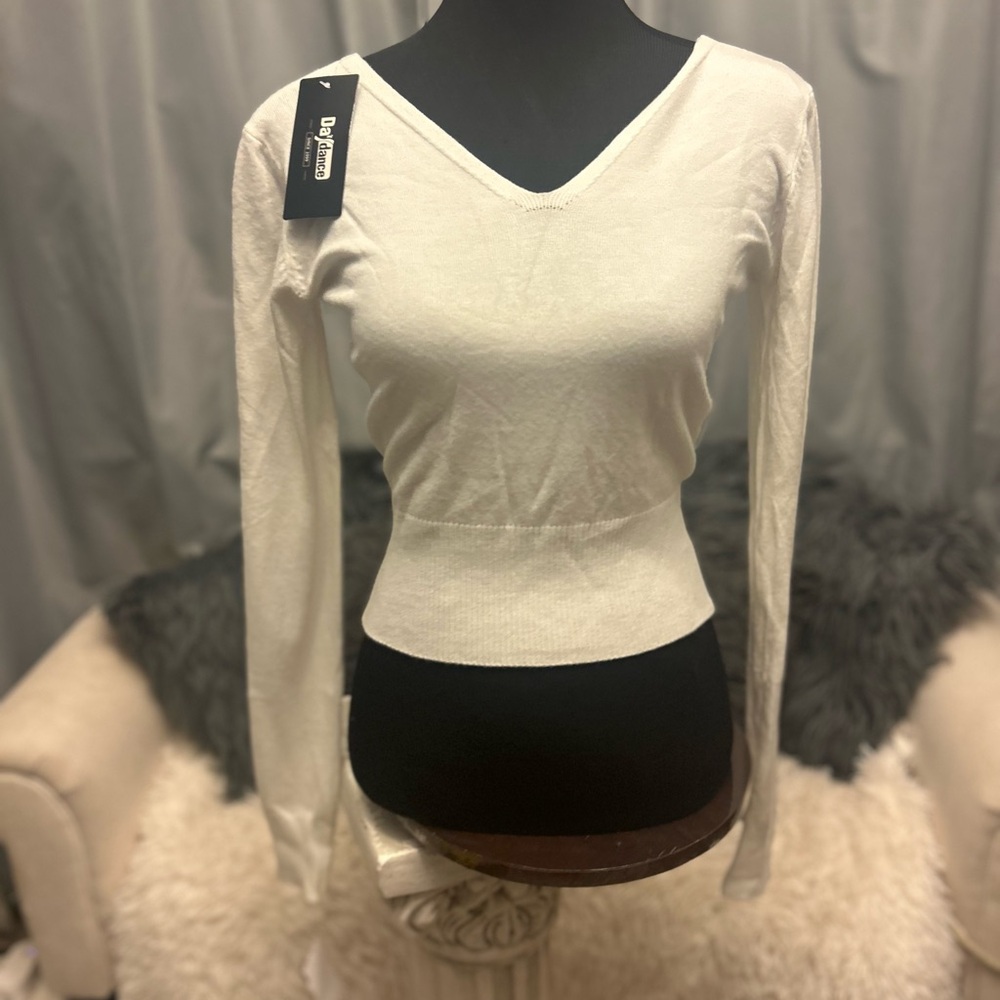 Day dance crop super soft  V-Neck Sweater L but fits small